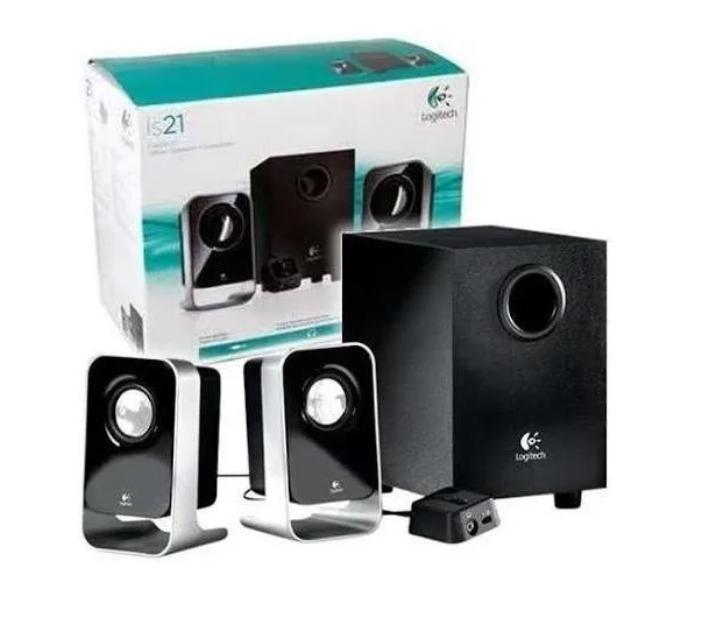 Bocina Logitech 2.1 con subwoofer conectada por cable de audio